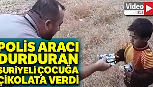 Polis, aracı durduran Suriyeli çocuğa çikolata verdi