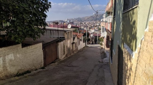 Çocukların yuvarladığı kamyon tekerleğinin çarptığı yaşlı kadını öldü