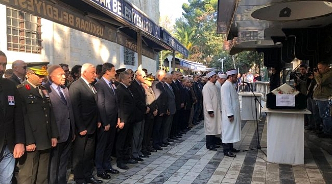 Eski Genelkurmay Başkanı Yaşar Büyükanıt'ın eşi toprağa verildi.