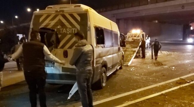 Fabrika işçilerini taşıyan minibüs kaza yaptı: 8 yaralı