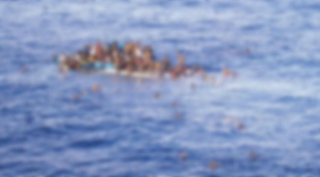 Göçmen teknesi kayalara çarparak battı