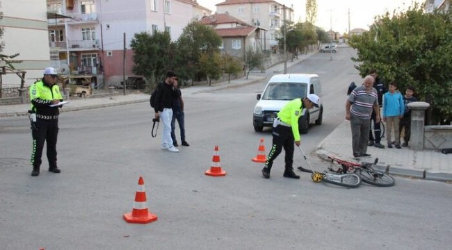 Hafif ticari aracın çarptığı bisikletli çocuk kurtarılamadı