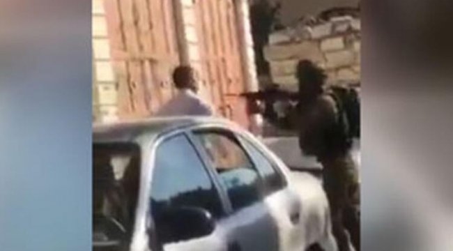 İsrail askeri Filistinli babaya çocuğunun önünde silah doğrulttu