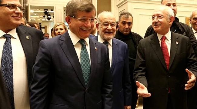Kılıçdaroğlu, Davutoğlu'ndan övgüyle bahsetti, Davutoğlu alkışla karşılık verdi.