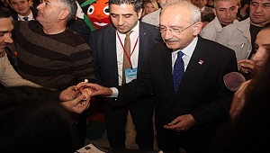 Kılıçdaroğlu Menderes standını ziyaret etti, mandalina yedi.