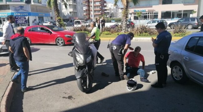 Motosiklet sürücüsü kaskı sayesinde kazadan yaralı kurtuldu
