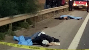 Otoyolda lastik değiştiren 4 kişiye tır çarptı: 3 ölü, 1 yaralı.