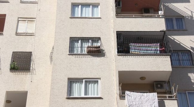 Pencerede asılı kalan çocuk ölümden döndü