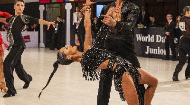 Rengarenk dansçılardan büyüleyen performans