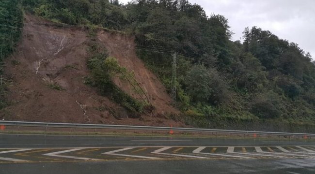 Rize’nin Pazar ilçesinde dün akşam yaşanan heyelanın ardından yol çamurdan temizlendi
