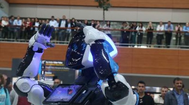 Sabiha Gökçen Havalimanı’nda danışma hizmeti verecek robot göreve başladı