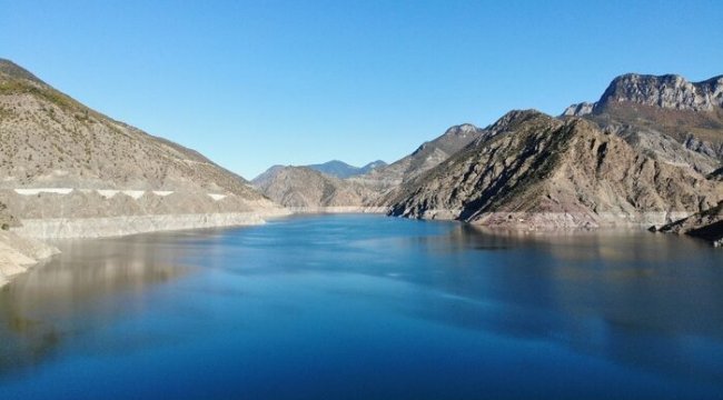 Sonbaharlar birlikte Deriner Barajı’nda su seviyesi düştü