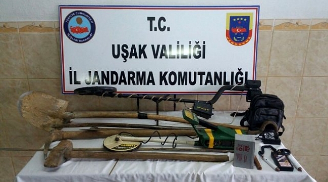 Uşak'ta kaçak kazı yapan 8 kişi gözaltına alındı.