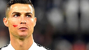 Yıldız futbolcular, kadına şiddete tepki için yanaklarında kırmızı boya ile maça çıktı.