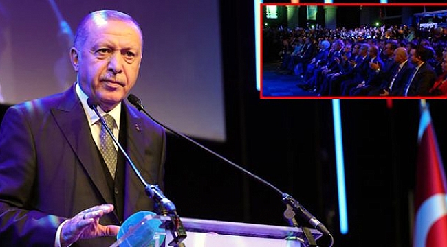Cumhurbaşkanı Erdoğan, Erdem Bayazıt'ın şiirini okuduktan sonra salonda alkış tufanı koptu.