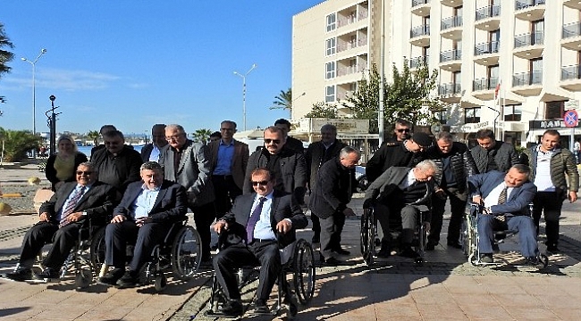 Farkındalık için tekerlekli sandalye kullandılar.