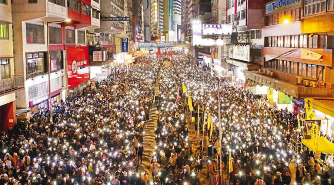 Hong Kong’da geniş katılımlı yürüyüş