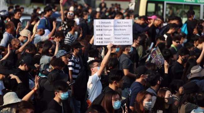 Hong Kong’da polisten biber gazıyla müdahale