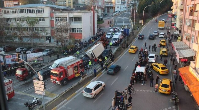 Kazaların bitmediği yokuşta kamyon 6 aracı biçti: 2 yaralı