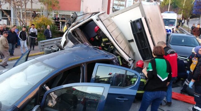 'Ölüm yokuşu'nda freni boşalan kamyon dehşet saçtı