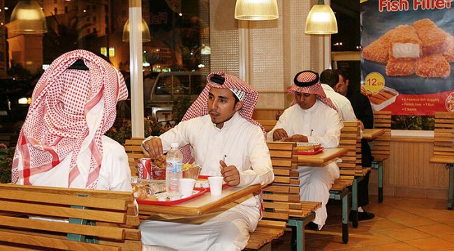 Suudi Arabistan&#039;da kadınlar artık restoranlara erkeklerle aynı kapıdan girebilecek