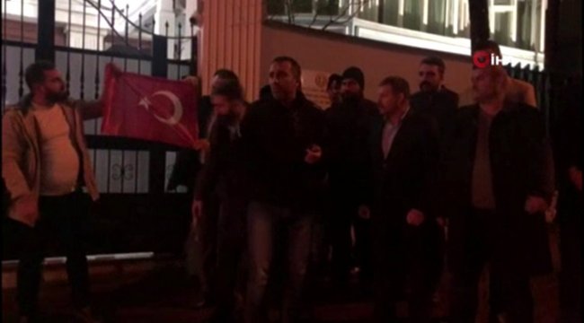 Ankara'da Yunanistan Büyükelçiliği önünde 'bayrak' protestosu