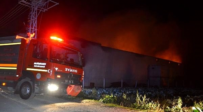 Deri fabrikasında çıkan yangında mahsur kalan bekçi öldü.