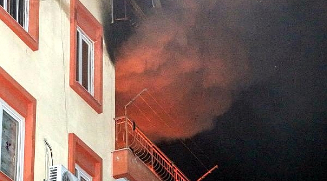 Devrilen elektrikli ısıtıcıdan çıkan yangında ev küle döndü.