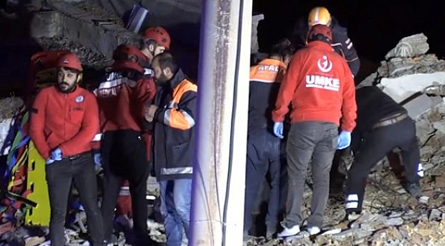 Elazığ'da 6 katlı bina çöktü! Enkaz altında kalanlar var.