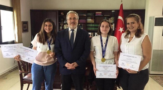 Endonezya'da Türk öğrencilere uluslararası bilim yarışmasında 2 altın madalya