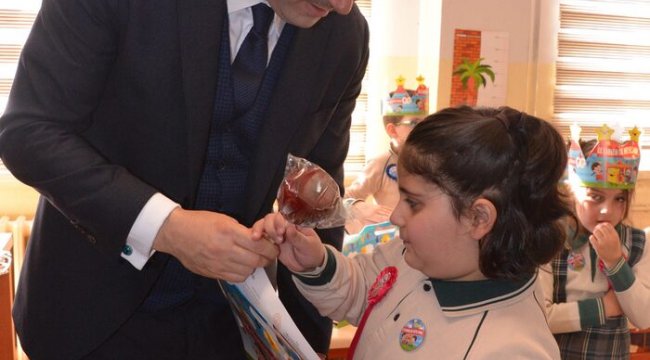 Erzurum&#039;da elma şekerli karne dağıtımı