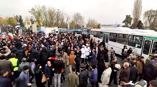 İran'da cuma namazının ardından ABD'ye tepki gösterisi.