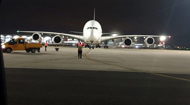 İstanbul Havalimanı'na dünyanın en büyük yolcu uçağı Airbus A380 indi.