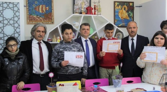 İzmir’de özel öğrencilerin karne heyecanı