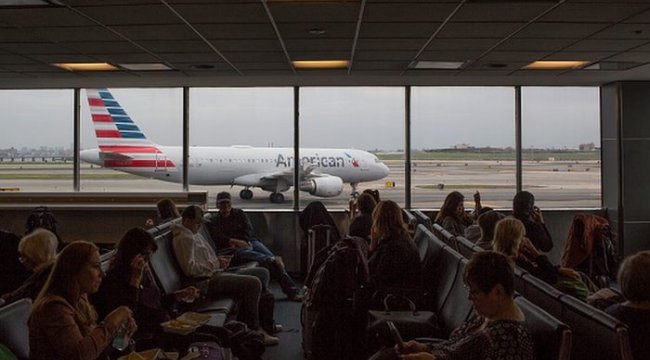 'Kötü koktukları için' uçaktan indirilen Yahudi aile, American Airlines'a dava açtı