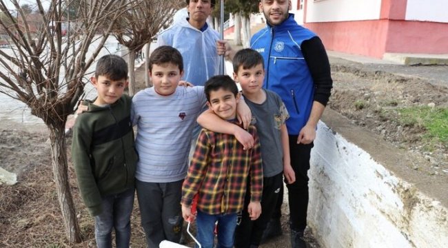 Köy okulu öğrencileri ilk defa boya yaptılar