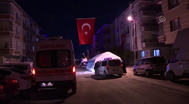 Şehidin Ankara'daki evi Türk bayraklarıyla donatıldı.