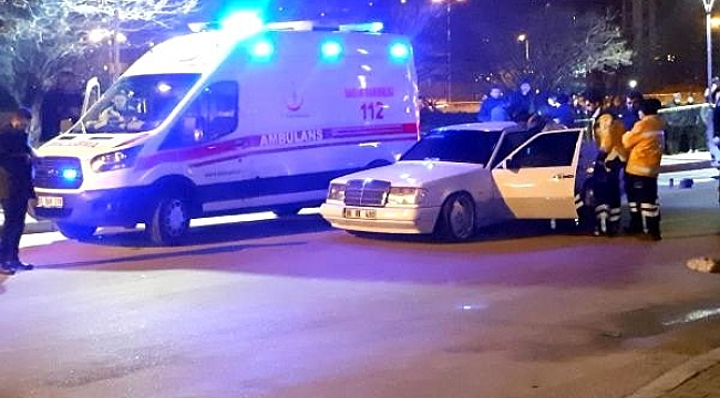 Seyir halindeki otomobilin sürücüsü silahlı saldırıda öldü.