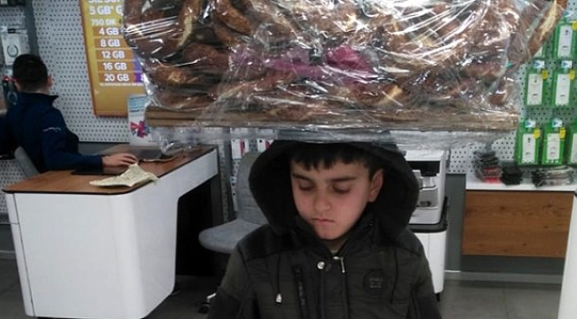 Simit tablasıyla girdiği bayide telefonla oynayan çocuğun görüntüleri yürek burktu.