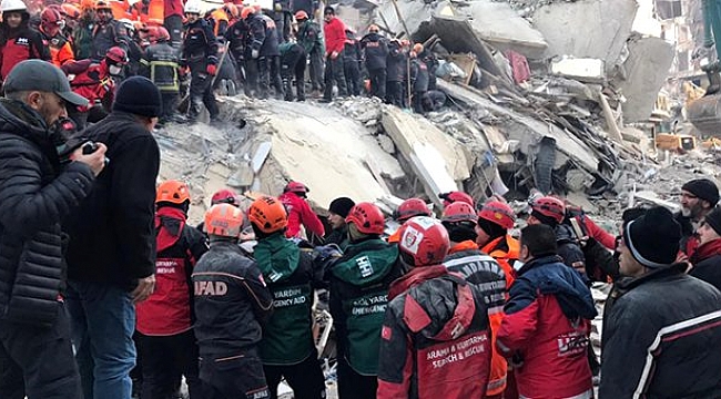 Son dakika: Depremden 12 saat sonra enkaz altından çıkarılan 12 yaşındaki çocuk vefat etti.