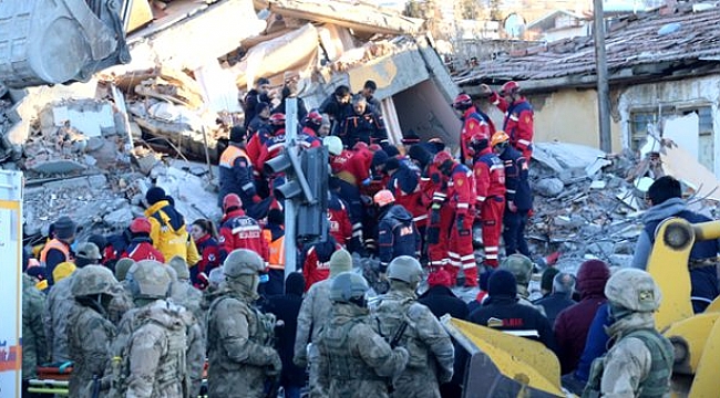 Son dakika: Elazığ'daki deprem sonucunda Malatya'da 4, Elazığ'da 18 kişi hayatını kaybetti.