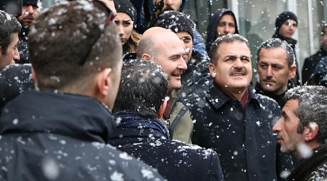 Soylu, Hakkari'de kar altında esnafı ziyaret etti.