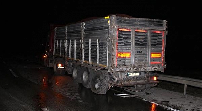 TIR'lar çarpıştı, ulaşım 2 saat kontrollü olarak sağlandı.