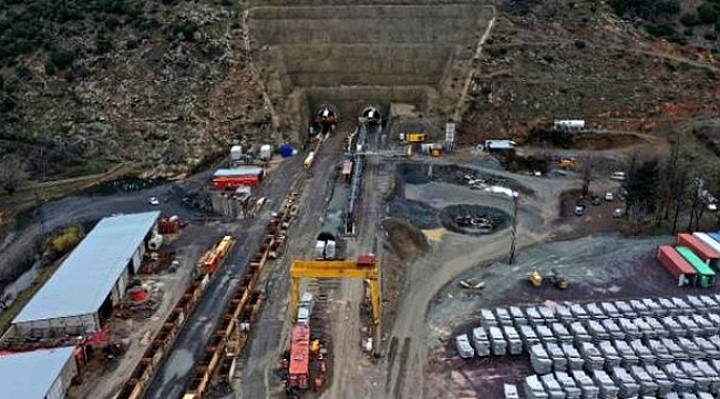 Türkiye'nin en uzun tren tünelinde, ışığın görülmesine 600 metre kaldı.
