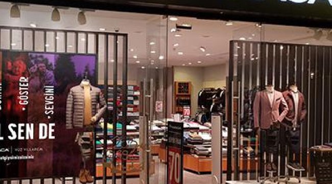 103 yıllık giyim markasından 14 şubat sloganı: Sarıl sen de