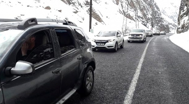 AK Parti Hakkari İl Teşkilatı, çığ tehlikesinden son anda kurtuldu.