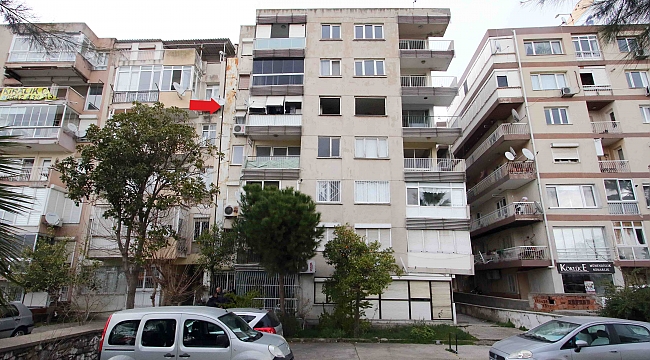 Bayraklı'da yan yatan binanın tahliyesine başlandı .