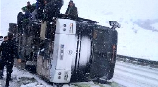 Bursasporlu taraftarların otobüsü devrildi.