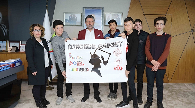Çevreci öğrenciler Sandal'a projelerini anlattı.