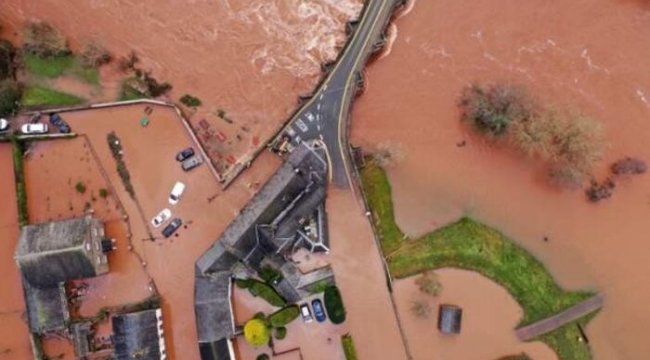 Dennis fırtınası İngiltere ve Galler'de su baskınlarına yol açtı